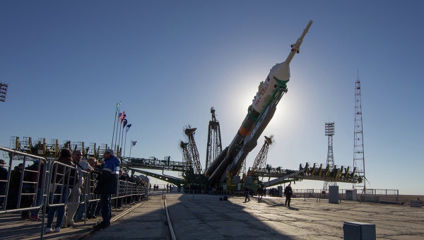Специалисты завершили установку ракеты «Союз-ФГ» на стартовой площадке космодрома Байконур